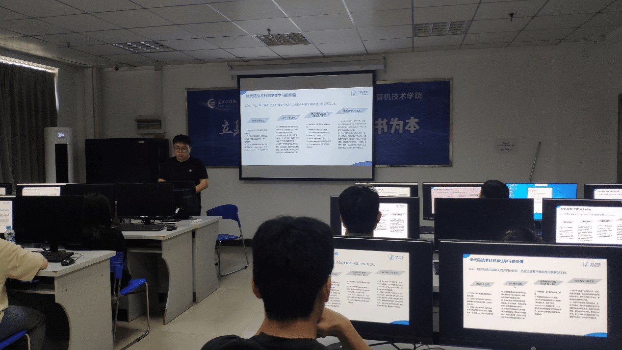 2024年職業(yè)教育活動(dòng)周 計(jì)算機(jī)技術(shù)學(xué)院師生展風(fēng)采，技術(shù)咨詢(xún)與技術(shù)服務(wù)雙管齊下